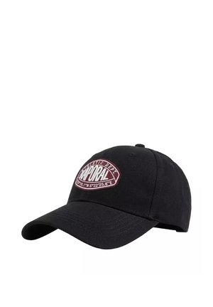 Casquette de baseball noire avec une visière incurvée présentant un patch brodé rouge et blanc indiquant "KAPORAL ATHLETIC DEPT" sur le devant.