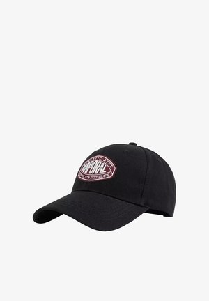 Casquette de baseball noire avec une visière incurvée présentant un patch brodé rouge et blanc indiquant "KAPORAL ATHLETIC DEPT" sur le devant.