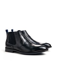 Bottes Chelsea en cuir noir avec panneaux latéraux élastiques, bout arrondi et détails de couture subtils ; caractéristiques des accents bleus en boucle au talon.