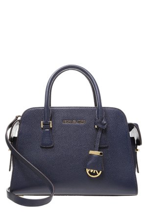 Marineblauwe, getextureerde leren handtas van Michael Kors met dubbele handvatten, afneembare schouderriem en goudkleurige logo hanger en beslag.