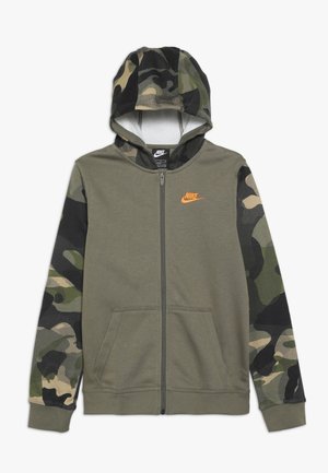 Olivgrüner Hoodie mit Reißverschluss, Camouflage-musterte Ärmel und Kapuze, mit orangefarbenem Nike-Logo auf der Brust und vorderen Taschen.