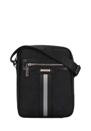 Borsa a tracolla nera in tessuto con superficie testurizzata, dotata di una zip argentata, strisce grigie e una tracolla regolabile con dettagli del marchio.