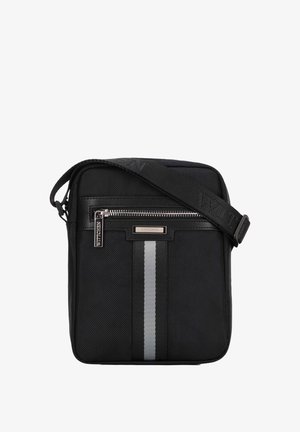 Borsa a tracolla nera in tessuto con superficie testurizzata, dotata di una zip argentata, strisce grigie e una tracolla regolabile con dettagli del marchio.