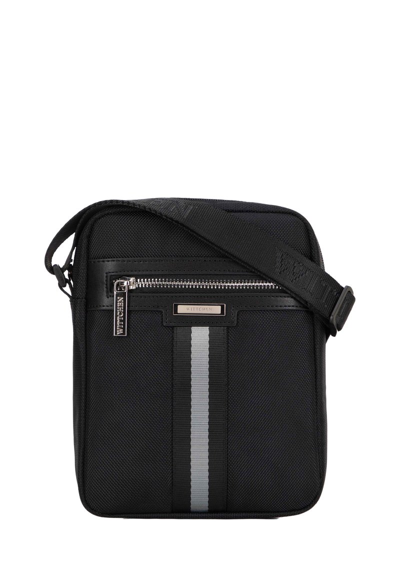 Borsa a tracolla nera in tessuto con superficie testurizzata, dotata di una zip argentata, strisce grigie e una tracolla regolabile con dettagli del marchio.