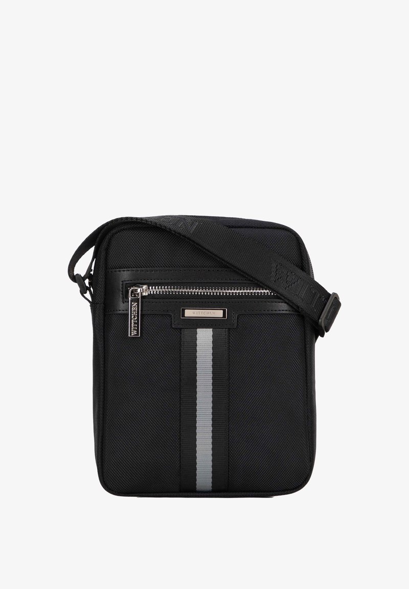 Černá křížová taška z látky s texturovaným povrchem, vybavená stříbrným zipem, šedými pruhy a nastavitelným popruhem s brandingovým detail.