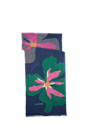 Bufanda azul con grandes estampados florales verdes y rosas y las palabras "nice things" impresas cerca de un borde.