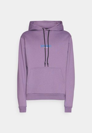 Violetti huppari pehmeästä kankaasta, jossa on etutasku, mustat kiristysnauhat ja sininen kirjailtu teksti. Klassinen pullover-malli.