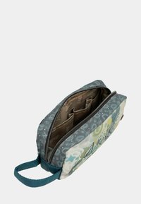 Borsa di stoffa multicolore con un esterno grigio a motivo, un manico blu, una cerniera aperta e diversi scomparti interni.