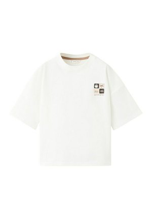 Biele tričko s krátkym rukávom so malou štvorcovou grafikou ruky, palmou, vlnami a textom "OUT OF OFFICE" na hornej ľavej strane.