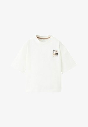 Bela kratka majica s kratkimi rokavi z majhnim grafičnim kvadratom z upodobitvijo roke, palme, valov in besedilom »OUT OF OFFICE« na zgornji levi strani.