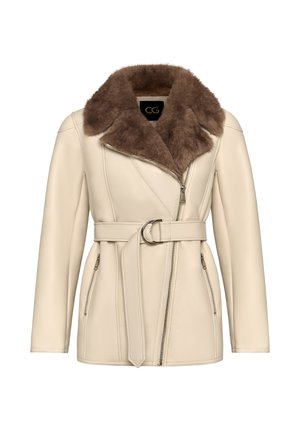 Chaqueta de cuero crema con un cuello de pelo sintético marrón, cintura ceñida con cinturón, cremallera asimétrica y dos bolsillos laterales. Textura suave y forma entallada.