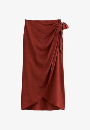 Gonna avvolgente color ruggine realizzata in tessuto testurizzato, con una chiusura laterale e un design drappeggiato, caratterizzata da una finitura liscia e senza motivi visibili.