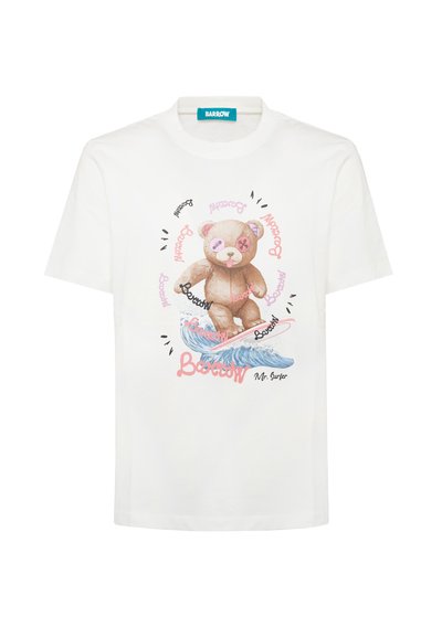 Maglietta bianca con grafica di un orsacchiotto che fa surf, circondata da testi "Barrow" vari in rosa e nero e un disegno di onda blu sotto.