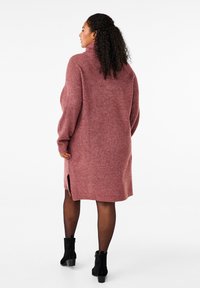 Zizzi Pletené šaty - rose brown melange