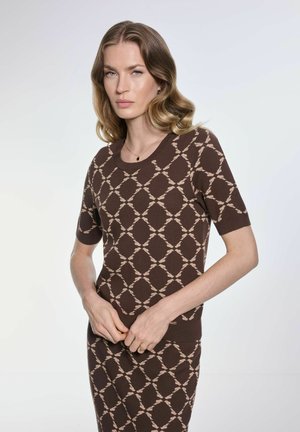 Brązowy dziergany top z krótkimi rękawami, z teksturowanym wzorem w jasnobeżowe romby, okrągłym dekoltem i dopasowaną sylwetką.