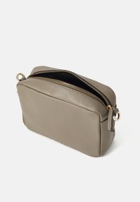 BOSS ALYCE CROSSBODY  - Torba čez telo - medium brown