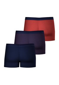 Trois paires de boxers en bleu marine et rouge ; une paire présente un motif géométrique. Tissu lisse avec une ceinture contrastante.