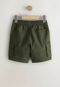 Groene cargoshorts met een elastische tailleband, twee zijzakken en twee achterzakken, gemaakt van een gladde katoenen mix.