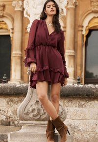 Lipsy V NECK RUFFLE - REGULAR FIT - Vapaa-ajan mekko - red