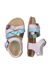 Multikleurige sandalen met metallic en glitterbanden, met een witte basis en een kurken zool. Verstelbare gesp aan de zijkant.