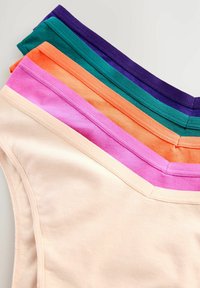 Cinque paia di mutandine sono impilati, presentando una gamma di colori: beige, rosa, arancione, teal e viola. Ognuno ha una morbida texture in cotone e bande elastiche a contrasto.