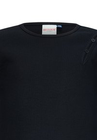 Maglione nero a coste con maniche lunghe, collo tondo e tre bottoni decorativi su una spalla. Etichetta con la scritta "RETOUR JEANS."
