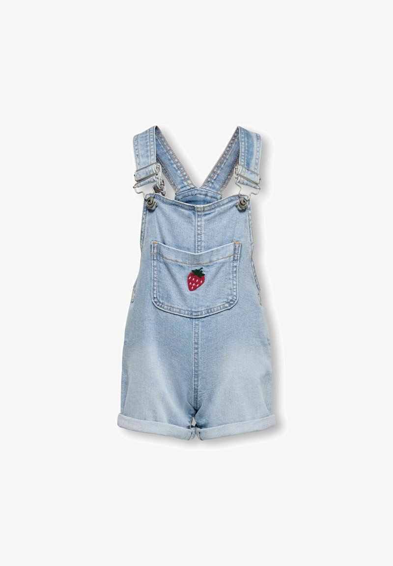 Salopette courte en denim bleu clair avec bretelles ajustables et une poche avant brodée d'une fraise rouge.