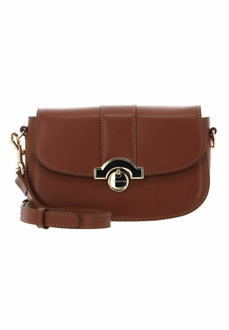 Sac bandoulière en cuir marron avec fermeture à rabat, accents en métal doré, détail circulaire noir et bandoulière ajustable. Couture élégante visible.