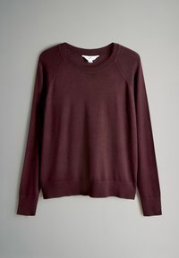 Burgundi színű, kötött anyagú pulóver, kerek nyakkivágással, hosszú raglánujjakkal, valamint bordás szegéllyel és mandzsettákkal. Sima textúra, minimalista dizájn.