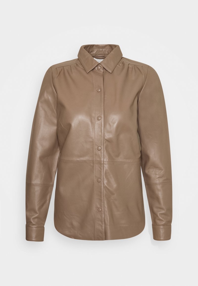 Braune Lederhemdjacke mit Knopfleiste, Kragen und langen Ärmeln. Verfügt über eine glatte Textur und Nahtdetails.
