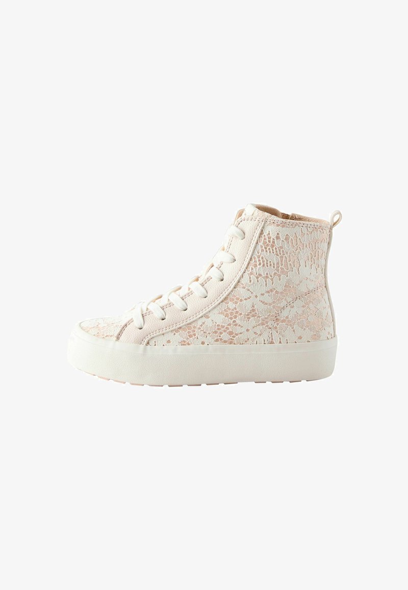Basket montante avec superposition en dentelle rose clair, lacets blancs et semelle blanche épaisse, vue de côté sur fond blanc uni.