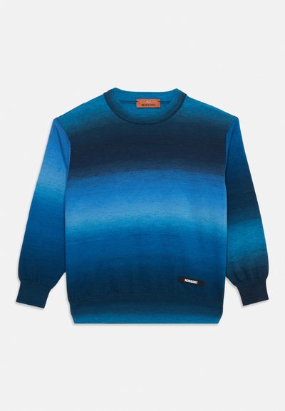 Πουλόβερ με μακρύ μανίκι και στρογγυλή λαιμόκοψη, με διαβαθμισμένες αποχρώσεις του μπλε και μαύρου, που διαθέτει μια μικρή ετικέτα "Missoni" στο κάτω μέρος μπροστά.