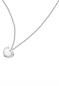 Collana con pendente a forma di cuore in argento su una catena torcigliata, caratterizzata da una superficie liscia e riflettente e da un design minimalista.