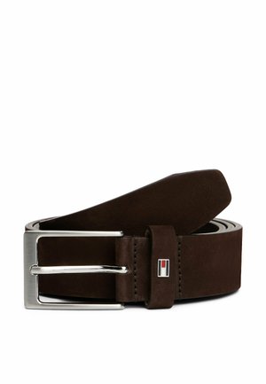 Ceinture en cuir marron avec une texture lisse, dotée d'une boucle en métal argenté et d'un petit logo près de la boucle.