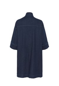 Tamno plavi traper oversized sako košulja s kragnom, kratkim rukavima i ravnim rubom. Ima vidljivo šivanje i klasičan kroj.