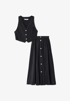 Crni prsluk bez rukava s gumbima i odgovarajuća duga suknja s gumbima, oba s zlatnim ukrasnim gumbima i blago teksturiranim materijalom.