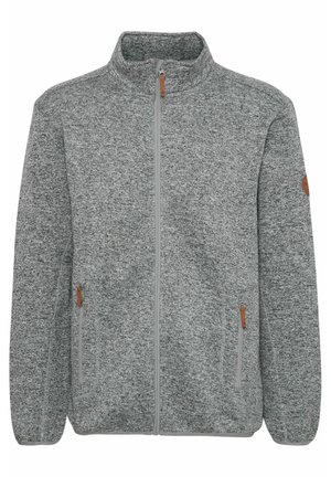 Grå fleecejakke med høj krave, fuld lynlås foran, to sidelommer og brune læderdetaljer på lynlåse og ærmelap.