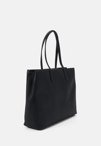 Borsa a tracolla in pelle nera con due lunghi manici, forma rettangolare, texture liscia e design minimalista. Senza dettagli hardware visibili.