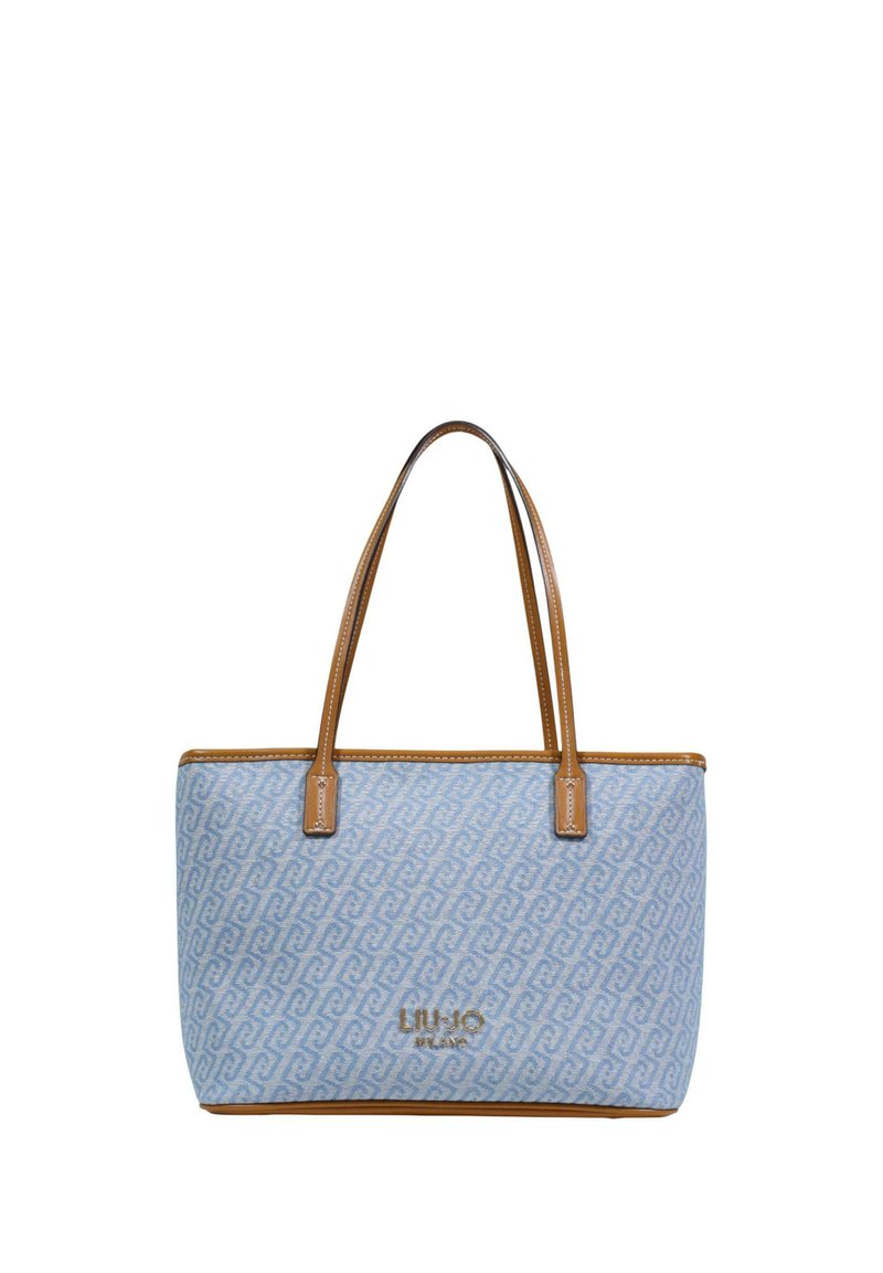 Lyseblå tote-taske med et geometrisk mønster, brune læderhåndtag og accenter. Har gulddetalje med logo på forsiden.