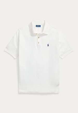 Bela Polo Ralph Lauren majica s kratkimi rokavi, ovratnikom, tremi gumbi in majhnim vezenim logotipom igralca polota v temno modri barvi na prsih.