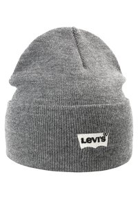 Gorro de punto gris con puño doblado, que presenta un parche blanco con el logo de Levi's. El material parece suave, con una textura de canalé fina.