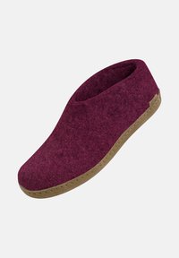 Burgundy felt slipper with a rounded shape and elastic opening, featuring a beige rubber sole and subtle stitching along the edges.