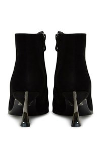 Botines de ante negro con un diseño elegante, que cuentan con un brillante tacón de aguja plateado y una cremallera lateral para ponérselos fácilmente.
