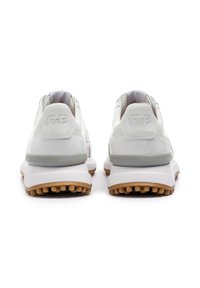 Baskets blanches avec une tige en cuir texturé, des accents gris, un col rembourré et une semelle extérieure en caoutchouc gomme dotée de petites crampons de traction.