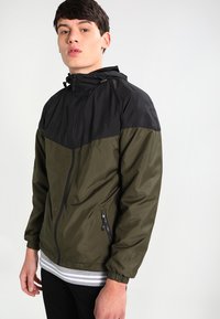 Urban Classics - TONE TECH - Windbreaker - black/dark olive Thumbnail-Bild 1