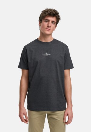 Donkergrijze t-shirt met korte mouwen van katoen, voorzien van een witte logo dat in het midden is gedrukt. Ontspannen pasvorm met een ronde hals.