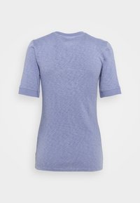 Lyse lilla t-shirt, blød tekstur, korte ærmer med oprullede manchetter, rund halsudskæring, enkelt design, ingen synlige logoer eller mønstre.