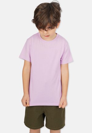 Lila T-Shirt mit kurzen Ärmeln und rundem Halsausschnitt, aus weicher Baumwolle, getragen von einem Kind mit olivgrünen Shorts. Einfaches, einfarbiges Design.