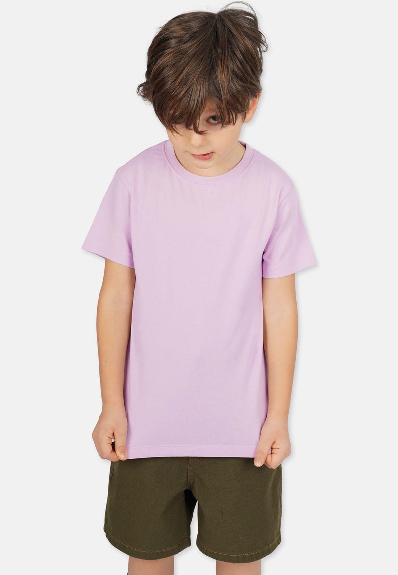Lila kortärmad T-shirt med rund halsringning, gjord av mjuk bomull, bärs av ett barn med olivgröna shorts. Enkelt design i en solid färg.
