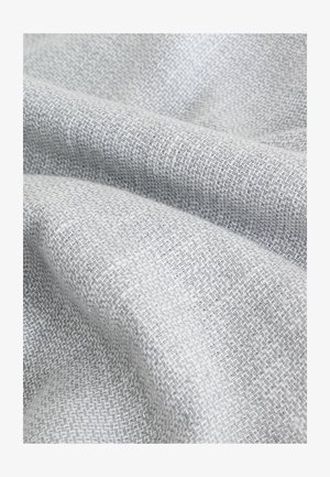 Teksturowana szara tkanina z tkaną strukturą, charakteryzująca się miękką, gładką powierzchnią i delikatnym połyskiem, prezentująca subtelne różnice w kolorze.